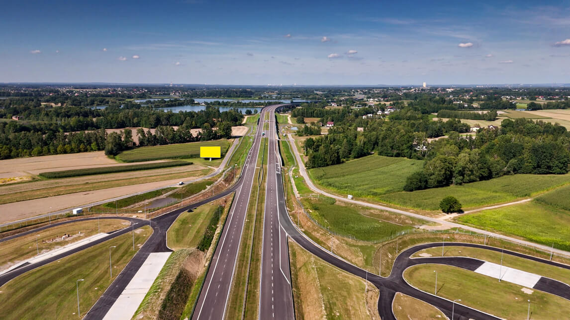 Szerokie ujęcie z drona przedstawiające billboard.