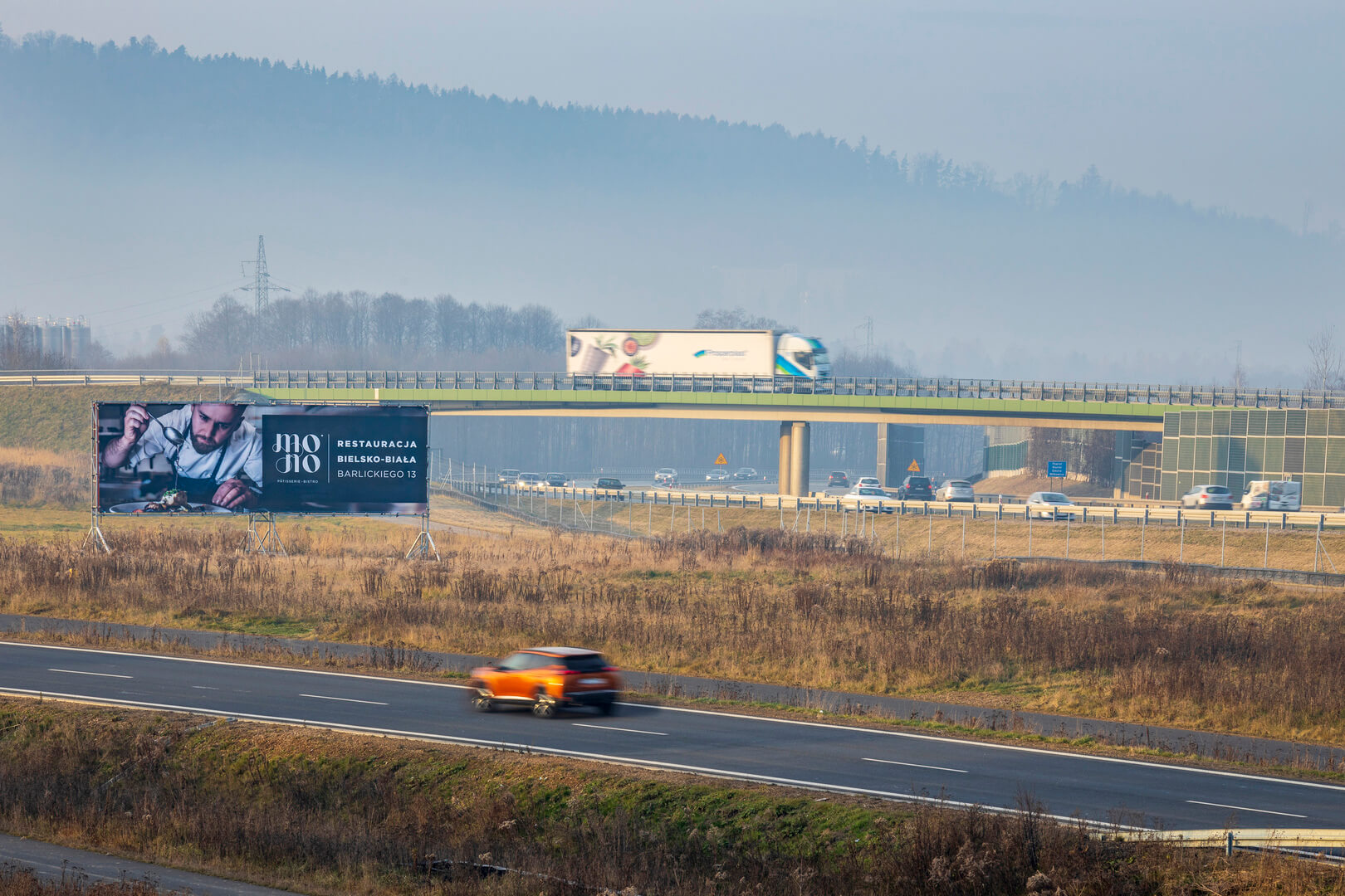 Billboard reklamowy restauracji MOJO Bielsko-Biała, zlokalizowany przy drodze ekspresowej.