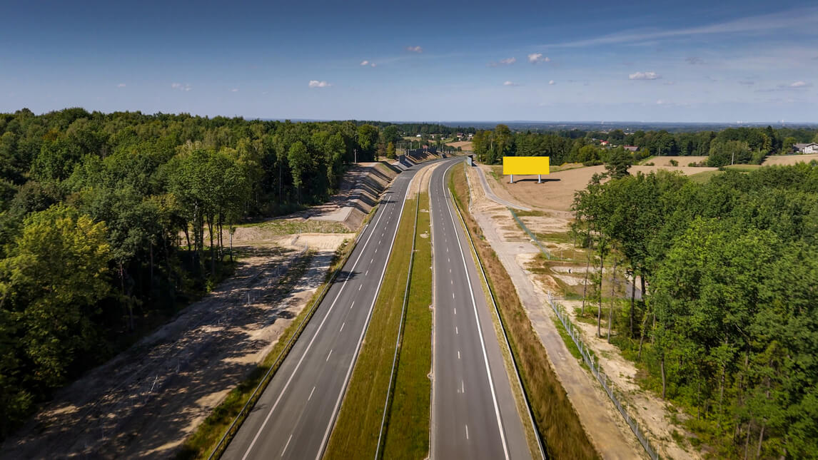 Szerokie ujęcie z drona przedstawiające billboard.